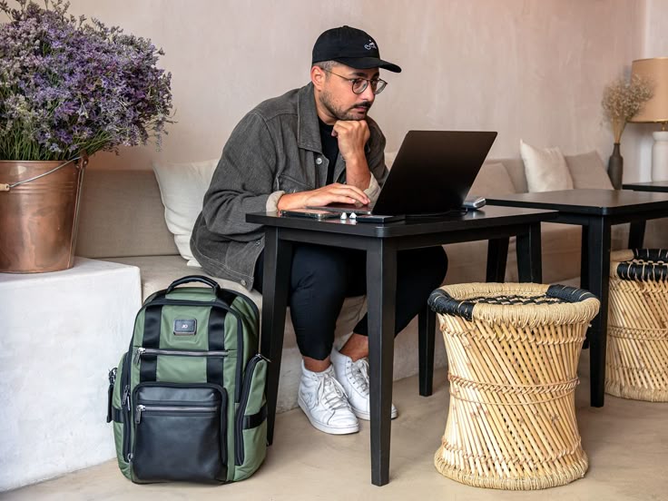 Tìm hiểu cách chọn balo văn phòng phù hợp: thiết kế chống gù, ngăn laptop, chống nước, phong cách chuyên nghiệp. Đảm bảo sự thoải mái và bền bỉ!